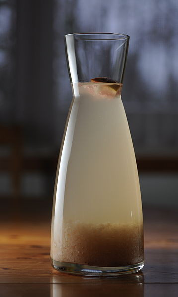 Trên thực tế có 2 loại kefir: sữa chua kefir và nước kefir. Đương nhiên, sữa kefir được làm từ sữa (hoặc thậm chí nước dừa) và nước kefir thì chỉ được làm từ nước. Nước kefir có công thức nhẹ hơn là một lựa chọn thay thế tuyệt vời cho những người dị ứng sữa.