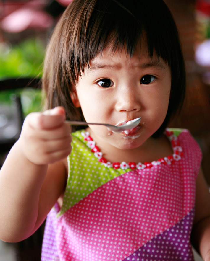 Nếu bạn cần nạp thêm protein cho cơ thể mà không sợ lên cân, hãy uống sữa chua kefir. Một phần sữa chua kefir chứa không tới 100 calo nhưng cung cấp tới 10,5g đạm khiến bạn có cảm giác no nhưng không bép.