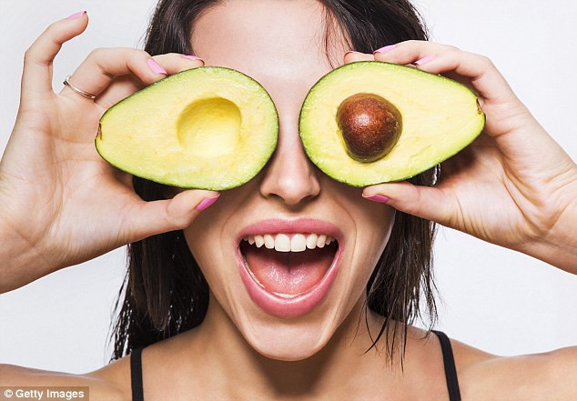 Nên uống trà thảo dược, ăn các thực phẩm giàu vitamin B như bò, cá hồi hoàn toàn tự nhiên, sữa chua, nấm kefir. Ngoài ra bắp cải tím, quả mọng, các loại hạt và quả bơ cũng có thể có tác dụng đối với bệnh này.
