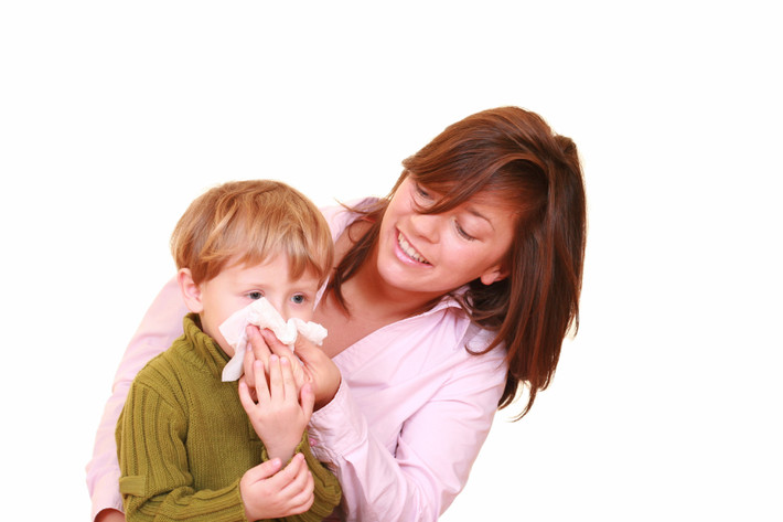 Khi trẻ bị chảy máu cam, để trẻ ngồi thẳng nhưng không được ngửa đầu về phía sau. Nới lỏng tất cả quần áo chật xung quanh cổ. Dùng tay bịt vào đầu mũi gần hai lỗ mũi đồng thời để trẻ hơi đổ người về trước. Phải mất khoảng 5-10 phút thì trẻ mới có thể cầm máu nên không được bỏ tay ra để tránh chảy máu kéo dài.