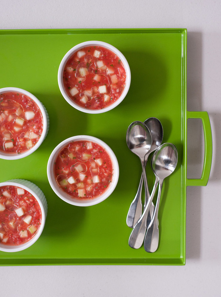 Súp lạnh Đông Nam Á này được biến tấu từ món súp lạnh gazpacho của Tây Ban Nha với nguyên liệu chính là cà chua và các gia vị như húng quế, ngò tây và gừng xay nhuyễn rồi để lạnh.