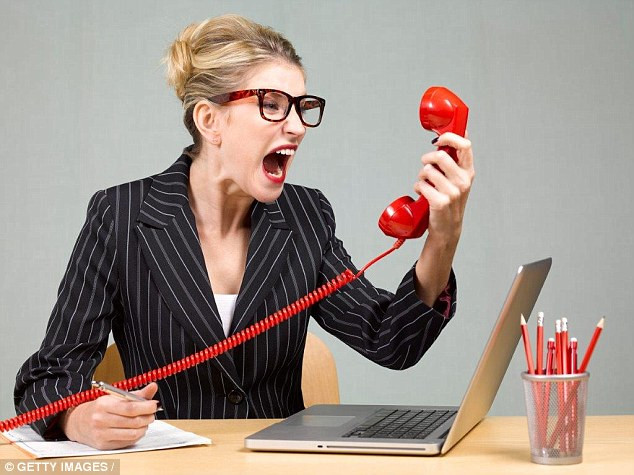 Khi mệt mỏi và kiệt sức, nguyên nhân thường là stress, chúng ta thường tìm đến cà phê. Nhưng quá nhiều cà phê và chất kích thích sẽ khiến cơ thể sản xuất thêm nhiều hormone gây căng thẳng, vì vậy sau khi uống cà phê người ta thường cảm thấy bồn chồn. Trà xanh cũng có protein nhưng ít hơn nhưng lại có nhiều L-theanine hơn.