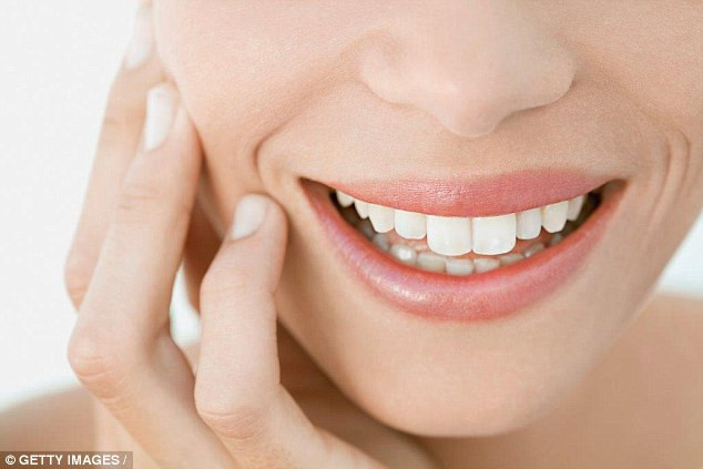 Nếu bạn muốn có một hơi thở thanh mát thì đồ uống kỳ diệu này sẽ có thể có tác dụng, hơn nữa còn rất tốt cho sức khỏe răng lợi. Trà xanh có khả năng chống lại những vi khuẩn gây viêm lợi và sâu răng. Điều đáng nói là trong trà xanh còn chứa chất khử mùi và kháng viêm tự nhiên nên có thể điều trị được bệnh hôi miệng.