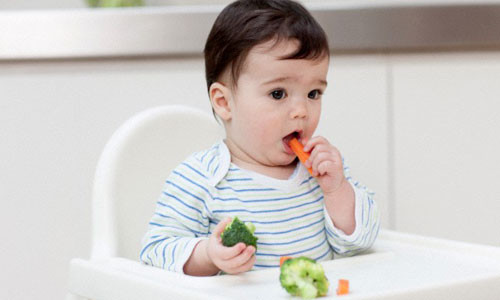 Khi dịch bệnh bùng phát, tuyệt đối không cho trẻ ăn bốc.