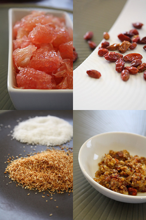 Nguyên liệu làm món salad tôm bưởi gồm có: ¾ chén sốt ớt xào dầu Thái (nam prik pao), ¼ chén nước mắm, ½ kg tôm , ¾ chén gừng tươi, 3 tép hành lá hoặc ½ chén hành tím, ½ quả dưa chuột , ¾ chén hạt điều hoặc lạc rang, 3-4 quả ớt, 1 quả chanh lớn một thìa nước cốt chanh; 1 quả bưởi to, 2 bông hoa sen.