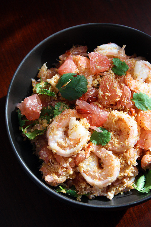 Nếu không có hoa sen có thể thay bằng lá lốt cũng thành một món salad cay rất ngon. Để tiện lợi hơn trong bữa ăn gia đình, không cần để riêng mà có thể trộn đều các nguyên liệu rồi ăn ngay.