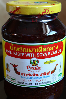 Trộn đều nước mắm và ớt xào dầu để riêng trong bát. Nếu không có ớt xào dầu Thái Lan mua sẵn có thể tự làm tại nhà theo công thức sau