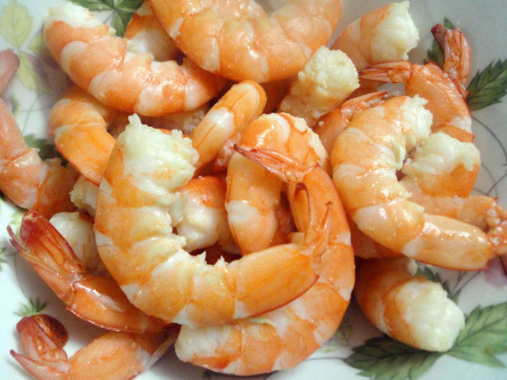 Cho một chút muối vào nước rồi đun sôi cho đến khi nước bốc hơn và không nổi bọt, cho tôm vào chần qua khoảng hơn 1 phút đến khi tôm ngả màu hồng. Dùng muôi thủng vớt tôm ra để riêng.