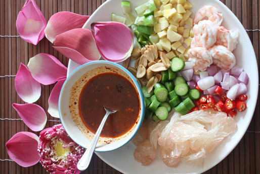 Gừng chọn loại càng non càng tốt, cạo vỏ cắt miếng dày 5mm, hành cắt con chì, dưa thuột thái con chì, ớt cắt miếng, chanh chọn quả mỏng vỏ cắt miếng vuông, bưởi vỏ bỏ hạt tách múi thành từng miếng nhỏ, hoa sen tách rời cánh, rửa sạch và để khô.
