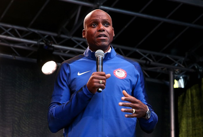 Có lẽ vận động viên ăn chay nổi tiếng nhất thế giới là Carl Lewis, vận động viên điền kinh người Mỹ. Trong suốt 4 mùa Olympic, vận động viên này đã đoạt 9 huy chương vàng và được coi là một trong những vận động viên điền kinh giỏi nhất thế giới. Tuy nhiên anh cho rằng thành tích mà mình có được là nhờ chế độ ăn kiêng không có thịt và cũng thường xuyên ăn chay.