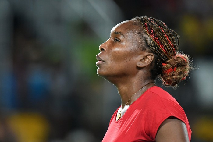 Vận động viên quần vợt nhà nghề Venus Williams đã đoạt 4 huy chương vàng Olympic và đang phấn đấu đoạt huy chương tại Thế vận hội năm nay. Qua trang web riêng, mọi người được biết cô bắt đầu ăn chay và ăn đồ sống sau khi bị chuẩn đoán mắc hội chứng Sjögrens. Kể từ đó, cô thường gọi mình là “người ăn chay gian lận”.