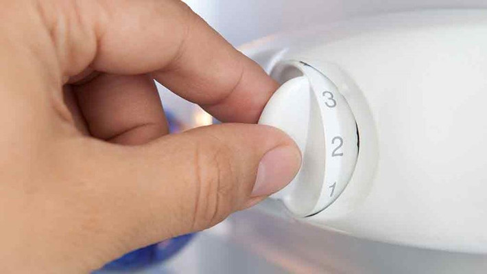 Tủ lạnh càng đựng nhiều đồ ăn thì càng khó giữ lạnh. Vì vậy nếu tủ lạnh đầy thì nên giảm nhiệt độ đi 1 độ C. Tuy nhiên, điều này không có nghĩa là tủ lạnh trống thì sẽ tốt. Để bảo đảm hệ thống làm mát không bị quá tải và tủ lạnh bị quá lạnh, khi không có đồ ăn thì chỉ cần để vài chai nước lọc trong tủ hoặc tăng nhiệt độ tủ lạnh lên một nấc.