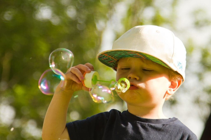 Trẻ em hay người lớn đều cần được ra ngoài trời để hấp thu vitamin D tự nhiên từ ánh nắng mặt trời nhưng trong những tháng nóng nhất của năm, nên cho trẻ chơi dưới ánh mặt trời bao nhiêu lâu là đủ để không bị ốm. Sau đây là những chỉ dẫn an toàn về thời gian trẻ vui chơi ngoài trời vào mùa hè.