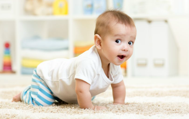 Những người lần đầu tiên làm cha mẹ thường hay lo lắng khi con mình ở giai đoạn một tuổi không hề biết bò mà lại bắt đầu tập đứng và chập chững tập đi. Nhiều cha mẹ khác lại cảm thấy vui sướng khi bỗng thấy con mình học đi và không quan tâm đến việc bé có biết bò hay không mà cho rằng bé biết đi càng sớm càng tốt.