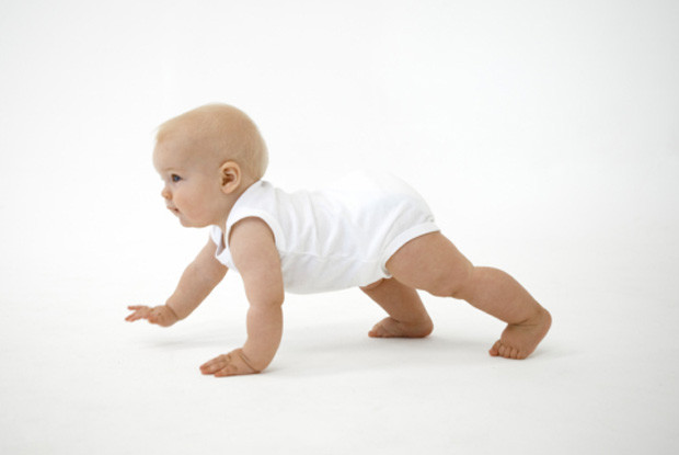 Cha mẹ thường sợ trẻ nằm sấp sẽ có nguy cơ nghẹt thở hoặc tử vong nên hay đặt con nằm ngửa. Nhưng “khi thiếu thời gian lẫy lật, trẻ không có cơ hội để bật lại sức nặng cơ thể và không tập bò” – một bác sĩ cho biết và khuyên cha mẹ nên thường xuyên cho trẻ lật sấp hoặc nằm sấp ít nhất 10 phút mỗi ngày, kể cả đối với trẻ sơ sinh và tăng dần thời gian. Lưu ý chỉ nên thực hiện điều này khi trẻ nằm trong sự giám sát của cha mẹ và không cho trẻ tập nằm sấp khi đang ngủ.