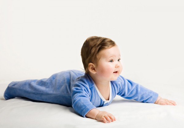 Các bác sĩ trị liệu có kinh nghiệm giải thích rằng việc bé tập bò so le – kết hợp tay phải với chân trái rồi đến chân phải với tay trái – đã giúp trẻ phát triển khả năng phối hợp song song. Hoạt động bò này còn giúp phần lưng trên của trẻ khỏe hơn và phát triển các cơ cần thiết cho các cử động của cổ và cơ thể. Trẻ biết bò còn có nhiều cơ hội khám phá môi trường xung quanh hơn và tăng cường khả năng học hỏi của trẻ.