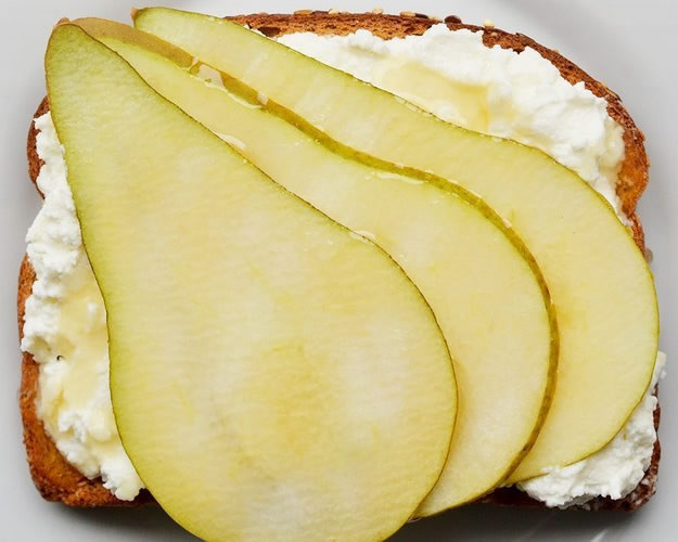 Lê thái lát + pho mát Ricotta + mật ong: Lê có tác dụng cầm tiêu chảy và bổ sung nước cho cơ thể nhờ chứa nhiều vitamin A và C, giảm cholesterol và tăng cường miễn dịch.