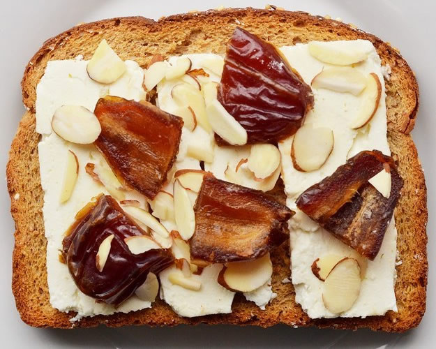 Chà là + bơ Feta + hạt hạnh nhân thái lát: Quả chà là chứa rất nhiều vitamin và khoáng chất, tăng cường khả năng tập trung của não. Quả chà là còn có tác dụng giúp đàn ông tăng cường ham muốn đồng thời vừa có tác dụng giảm cân vừa chống lại cholesterol và tốt cho xương cốt.