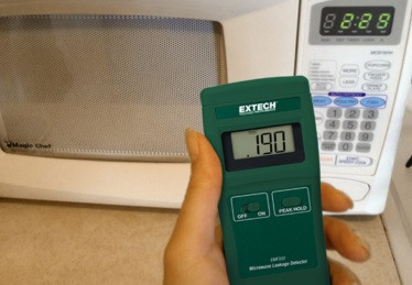 Cách kiểm tra lò vi sóng có bị rò không đơn giản nhất là đặt điện thoại di động trong lò, đóng cửa và không bật lò. Sau đó dùng một chiếc điện thoại khác gọi tới. Nếu chiếc điện thoại trong lò kêu có nghĩa là sóng có thể lọt qua tấm lưới bảo vệ trên cửa lò.