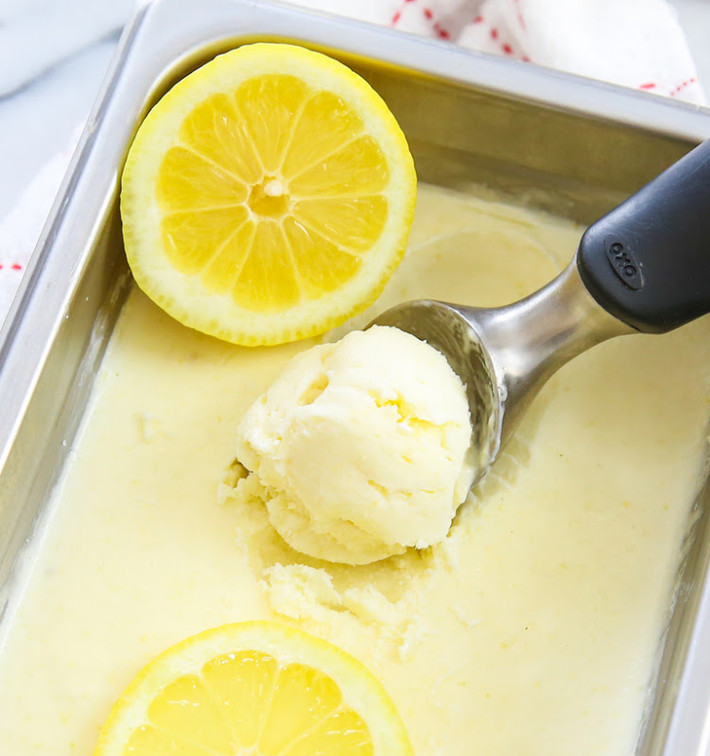 Vì đây là kem chanh có vị hơi chua nên sử dụng kem chua (sour cream) - một loại kem có hàm lượng chất béo là 18% như kem tươi, nhưng vì thành phần có men nên kem có vị chua. Nếu không có kem chua có thể thay thế kem tươi có hàm lượng chất béo 15% rồi trộn cùng nước chanh