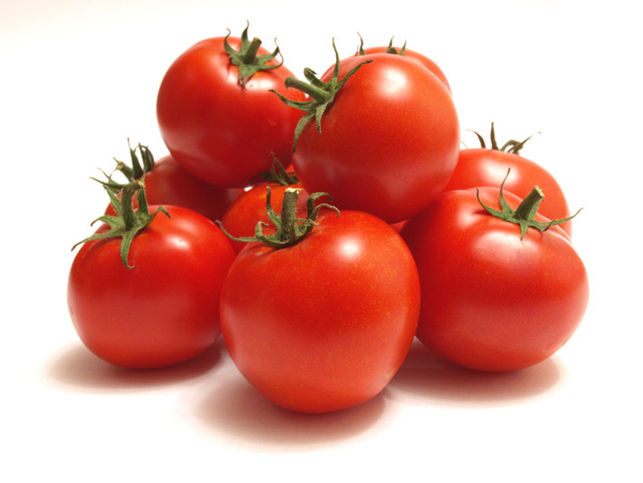 Cartenoid and lycopene là hai thành phần chính trong cà chua nên nước ép cà chua góp phần làm tăng sản các điều đình chống viêm. Rất nhiều loại ung thư có thể được ngăn chặn hoặc làm nhẹ bớt nếu thường xuyên ăn cà chua. Lượng TNF-A trong bạch cầu bị giảm đi 30% sau khi uống nước cà chua ép hàng ngày.