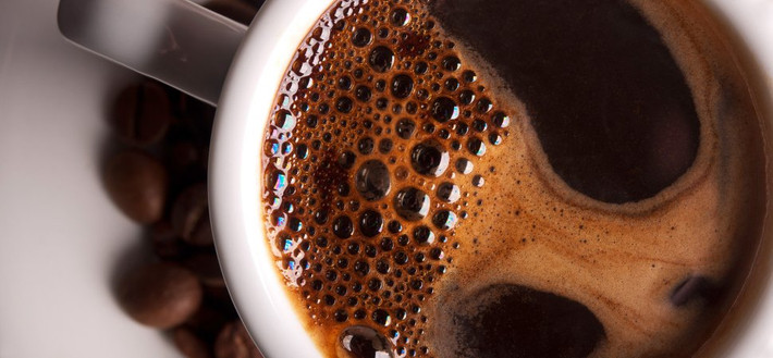 Nghiên cứu của Đại học California (Mỹ) cho thấy 61% phụ nữ giảm caffeine đã giảm được chứng đau ngực. Caffein khiến các mạch máu ở vùng ngực bị giãn nở làm ngực sưng to và có cảm giác nặng nề.