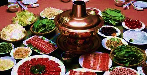 Lẩu Tứ Xuyên: Là một món ăn cay rất đặc trưng của Trung Quốc, lẩu Tứ Xuyên được chế biến từ nhiều loại nguyên liệu như thịt bò, cá, đậu phụ và các loại rau. Vị cay của lẩu Tứ Xuyên xuất phát từ tương ớt Tứ Xuyên.