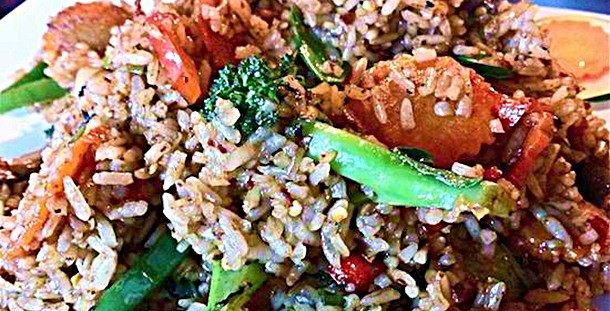 Cơm rang ngũ sắc: Món ăn cay này không thể thiếu được hạt tiêu đen kachai và rất nhiều loại gia vị. Trong một cuộc thi với 400 người tham gia thử thách ăn hết đĩa cơm rang này thì chỉ có 21 người vượt qua.