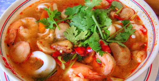 Canh Tom Yum: Món canh chua cay của Thái Lan được rất nhiều người biết đến là một trong những món ăn cay nhất thế giới. Những người đã từng ăn món này không thể quên được vị cay nguyên chất của nó nhờ có ớt chỉ thiên của Thái Lan.