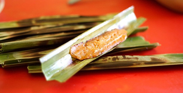 Otak-otak: Khá phổ biến ở Indonesia, Singapore và Malaysia, món chả cá này được hấp hoặc nướng trên lá chuối. Món ăn này cay là do có ớt khô trộn với cá băm, belacan và galangal, một loại củ trông giống như gừng nhưng lại cay như ớt.