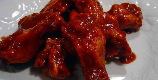 Cánh gà “tự tử”: Món ăn có màu sắc đỏ rực của ớt với tên gọi kỳ lạ đủ khiến người ăn hình dung ra độ cay của nó. Món này có sự kết hợp của ớt Tabasco, ớt khô và ớt tươi thái lát để trang trí.