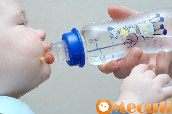 Theo hướng dẫn của Bộ Y tế Anh và Viện Nhi Khoa Mỹ, các bé từ 0 – dưới 6 tháng tuổi bú mẹ hoàn toàn thì không cần bổ sung thêm nước, thậm chí vào mùa nóng. Nhu cầu trung bình 150ml dung dịch điện giải/kg trọng lượng bé, nhu cầu này là hoàn toàn đáp ứng cho các bé bú mẹ hoàn toàn. Khi thời tiết nóng hoặc bị bệnh hoặc sốt, bạn nên cho bé bú mẹ thường xuyên để bé lấy đủ lượng nước bé cần