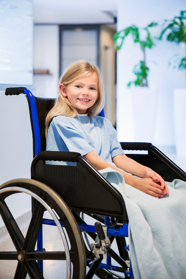 Khi trẻ nhìn thấy một người ngồi xe lăn và hỏi tại sao người đó không thể đi được, hãy giải thích rằng người đó không phải bị ốm mà là đang cần sự giúp đỡ của người khác. Đối với trẻ lớn hơn có thể nói “những người tàn tật hơi khác con một chút, họ không làm được những việc giống như con đang làm hoặc họ không nghĩ giống con. Tuy nhiên không phải vì thế mà con có quyền chê bai họ".