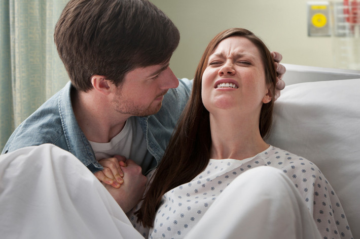 Em bé ra đời như thế nào: Lời khuyên khi trả lời câu hỏi hóc búa của trẻ này là càng chính xác càng tốt, dù trẻ còn nhỏ hay đã lớn. Có thể mô tả các giai đoạn mang thai để trẻ có thể hiểu được đồng thời dùng vài động tác để minh họa nhưng không nên tỏ ra đau đớn. Nếu trẻ muốn xem tận mắt chỗ em bé ra đời thì cha mẹ có thể nói rằng chỗ đó rất sâu và có thể dùng hình ảnh để giải thích.