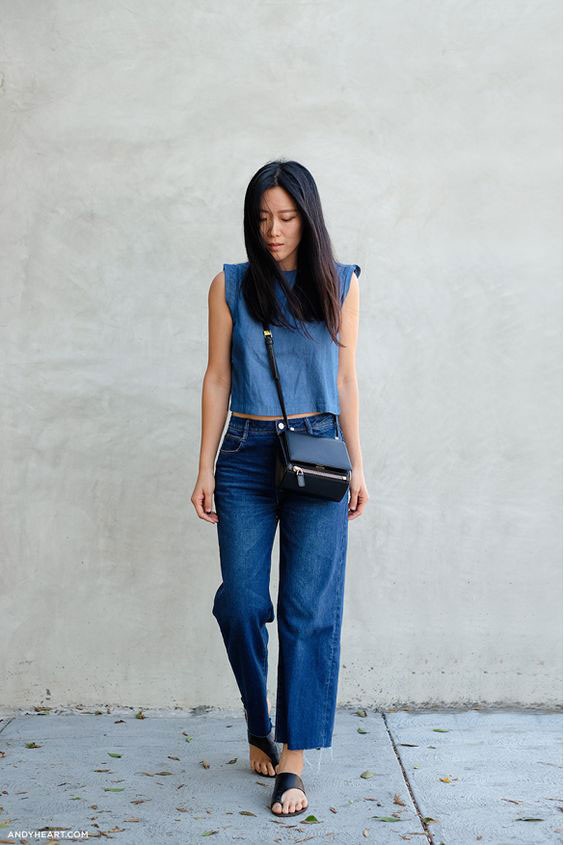 Quần jean rách gấu ống xuông trông cực kỳ thoải mái khi kết hợp với áo ngắn, áo croptop và xăng-đan đế bệt.