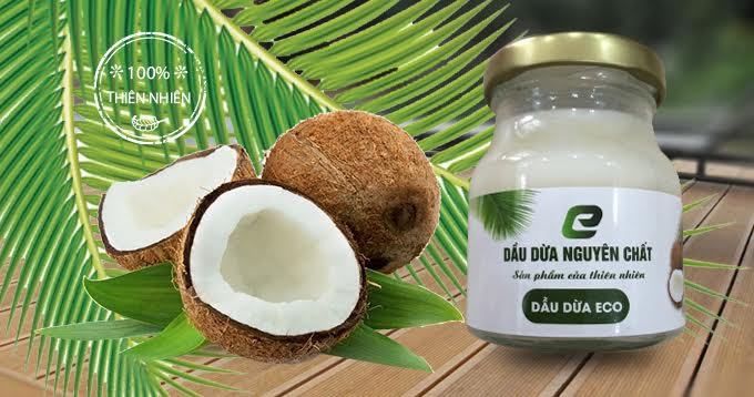 Khi dùng dầu dừa cũng rất cần lưu ý đến lượng dùng, không phải cứ nhiều là tốt. Cũng giống như đối với các loại thuốc bổ trợ, chỉ nên dùng vừa đủ. Dầu dừa phát huy được hiệu quả cao nhất khi dùng với lượng vừa đủ để phủ đều lên bề mặt sợi tóc, làm giảm sự xơ rối. Để đạt được kết quả tối ưu, nên lấy một lượng dầu dừa xoa đều trong lòng bàn tay để dầu nóng lên rồi nhẹ nhàng bôi lên tóc, những sợi tóc cứng đầu sẽ trở nên “ngoan ngoãn”, tóc cũng trở nên bóng mượt mà không có tác dụng phụ. Lưu ý không bôi trực tiếp lên da đầu gây tắc lỗ chân lông trên da đầu gây ngứa.