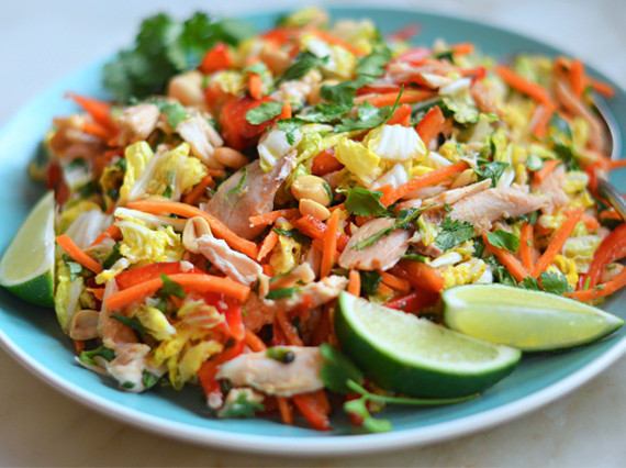 Salad gà nướng kiểu Việt: Món ngon Việt này vừa dễ thực hiện vừa đầy đủ chất dinh dưỡng cho bữa tối. Món này dùng gà quay xé nhỏ trộn cùng một vài loại rau rồi rưới nước sốt lên.