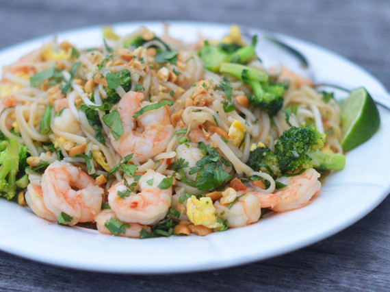 Pad Thái tôm: Pad là tên gọi của một loại mì Thái xào. Trong món này, pad được xào lẫn với tôm và một số loại rau củ như súp lơ và giá và không thể thiếu sốt pad thái.