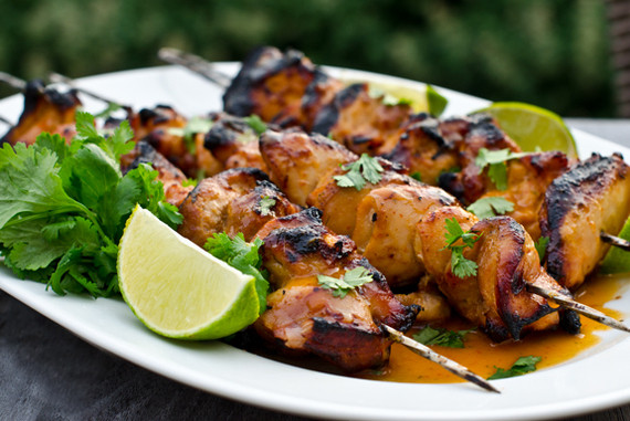 Gà xiên nướng mật ong với thịt gà được ướp mật ong, nước cốt chanh và sốt Sriracha là món ăn không thể bỏ thừa một miếng nào.