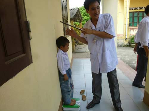 Về chế độ dinh dưỡng, Viện Dinh dưỡng Quốc gia đã khảo sát và phát hiện người dân Việt có chế độ dinh dưỡng chưa phù hợp, vẫn thừa đạm, thiếu canxi do ít ăn thủy sản và ăn quá mặn, khẩu phần canxi chỉ đáp ứng 60% khẩu phần khuyến nghị. Nguồn thức ăn không đủ canxi, ví như sữa là nguồn giàu canxi, dễ hấp thụ, nhưng chưa là khẩu phần bình thường trong bữa ăn mà chỉ dành cho trẻ em, người ốm, người già. Trong khi đó, cua, tôm, cá nhiều canxi, song ăn để bổ sung canxi phải ăn cả mai và yếm cua, xương cá, tôm ăn cả vỏ… Mà như vậy thì không nhiều người Việt ăn.