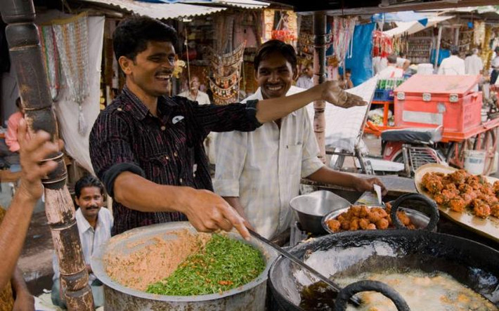 Jaipur (Ấn Độ) là một trong số ít những nơi còn lưu giữ được nghệ thuật ẩm thực của các vương quốc Rajput cổ. Đặc sản của nơi đây là món cà ri dê Laal maas cay xè được ăn kèm với cơm trắng hoặc bánh mì.