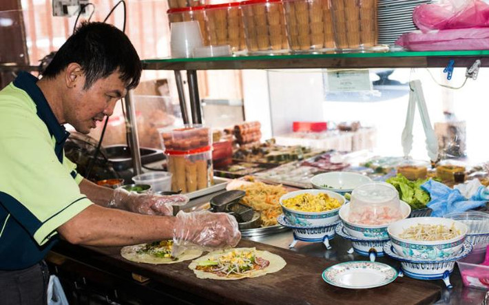 Sự đa dạng ẩm thực tại Singapore là vô địch thế giới, từ những quán ăn vừa túi tiền đến những nhà hàng xứng đáng đạt sao Michelin. Trong vòng 2 thập kỷ qua, những đầu bếp trẻ của Singapore còn sáng tạo ra những món ăn độc đáo không nơi nào có.