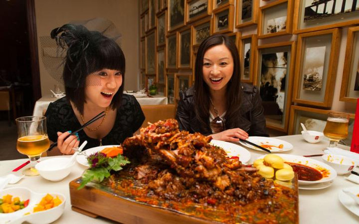 Mọi thành phố của Trung Quốc đều bán đồ ăn ngon nhưng Thành Đô (Tứ Xuyên) nổi tiếng với những món ăn cay bằng gia vị Tứ Xuyên. Du khách đến đây sẽ được thưởng thức những món đặc sản phong phú như gà cay, gà lạnh, tào phớ cay, các món điểm tâm đặc biệt…