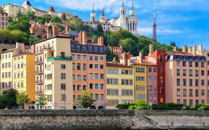 Lyon là nơi để thử những món ăn ngon nhất của Pháp. Những quán bia nhỏ xinh của thành phố này đều có món dạ dày bò rất ngon. Ngoài ra còn có rất nhiều cửa hàng bán socola ngon nổi tiếng.