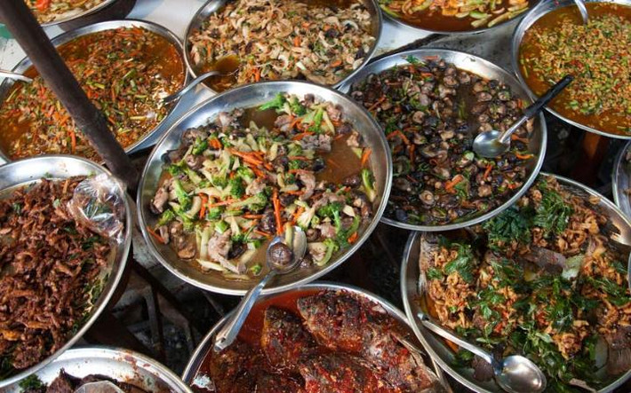 Âm thanh của thành phố Bangkok chính là tiếng chày giã, tiếng dao chặt và tiếng xèo xèo trên chảo. Thành phố này còn đậm mùi cay của ớt, xả và mùi thơm gắt của sầu riêng. Thành phố ẩm thực này có đủ mọi thứ từ những quán lề đường bán hàu nướng ở khu Chinatown đến chuỗi nhà hàng Taling Pling nổi tiếng với món thịt bò.