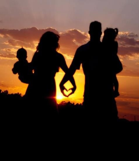 Mặc gì còn tùy thuộc vào địa điểm chụp ảnh. Nếu chụp trong vườn có hoa màu tím, bạn có thể chọn trang phục màu vàng. Màu sắc của quần áo cần phù hợp với khung cảnh để bạn không bị chìm nghỉm, chẳng hạn mặc áo trắng khi chụp ảnh trong khu vườn màu xanh. Bạn cũng có thể chọn những trang phục có họa tiết to vì nó phù hợp với nền ảnh là cây lá.