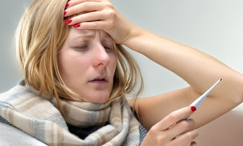 Sốt và đau họng là bộ đôi ốm vặt nhiều người hay mắc phải. Bạn nên: 1. Uống nhiều nước và nước hoa quả. Ăn thức ăn mềm. 2. Nhiệt độ cơ thể hạ xuống khi đổ mồ hôi. Hãy tự làm cơ thể đổ mồ hôi bằng cách pha một cốc dấm táo và trà lá xô thơm cùng 2 thìa muối và một nhúm ớt cayen. Tốt hơn nữa nếu bạn vắt thêm một ít chanh. Lấy hỗn hợp này xúc họng trong 2 phút.