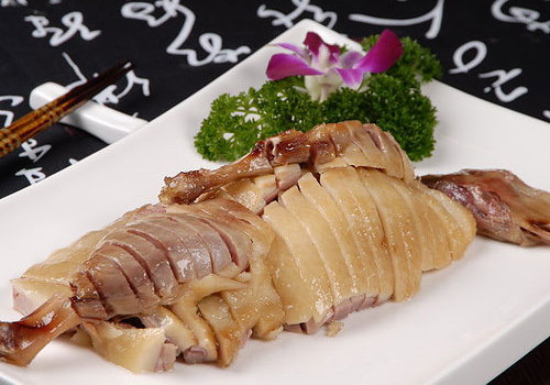 Vào trung thu người Trung Quốc ăn thịt vịt rất nhiều vì vịt mùa này thịt rất đậm. Người Phúc Kiến có truyền thống nấu thịt vịt với khoai sọ, còn người Giang Tô thì lại nấu thịt vịt với hoa mộc tê vì trung thu cũng là mùa hoa nở. Người Tứ Xuyên thì lại thích ăn thịt vịt nướng hoặc hun khói.