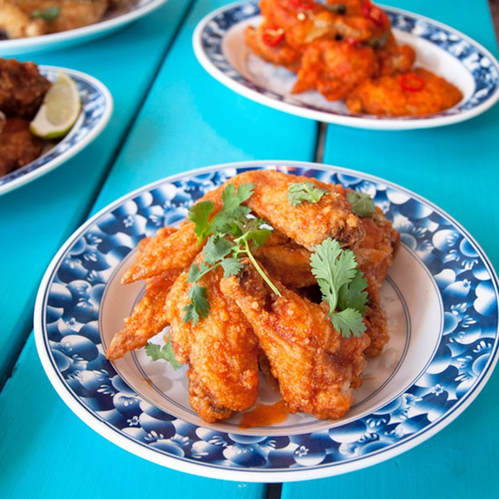 Nguyên liệu cho món cánh gà chiên giòn gồm có: 15 cánh gà (chỉ lấy cánh giữa và đầu cánh), muối, hạt tiêu, một chút rượu sake, nước tương (xì dầu), bột nước dùng gà, dầu mè, lòng trắng trứng, bột mì.