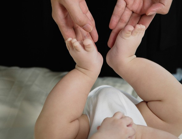 Trong vài trường hợp, tật chân vòng kiềng vẫn tiếp tục kéo dài hoặc trở nên xấu hơn khi bé đã 2 tuổi. Nếu điều này xảy ra, bé có thể phải đeo các loại vòng hoặc nẹp chân để giữ cho chân thẳng. Mặc dù hiếm nhưng cũng có những trường hợp phải phẫu thuật. Điều cha mẹ cần ghi nhớ là nếu sau độ tuổi 2-3 tuổi, chân bé vẫn bị tật, bé khó có thể phát triển cao lớn. Trong trường hợp này, sự chần chừ của cha mẹ sẽ dẫn đến bé bị viêm khớp hoặc các vấn đề khác về đầu gối, hông hoặc khớp.